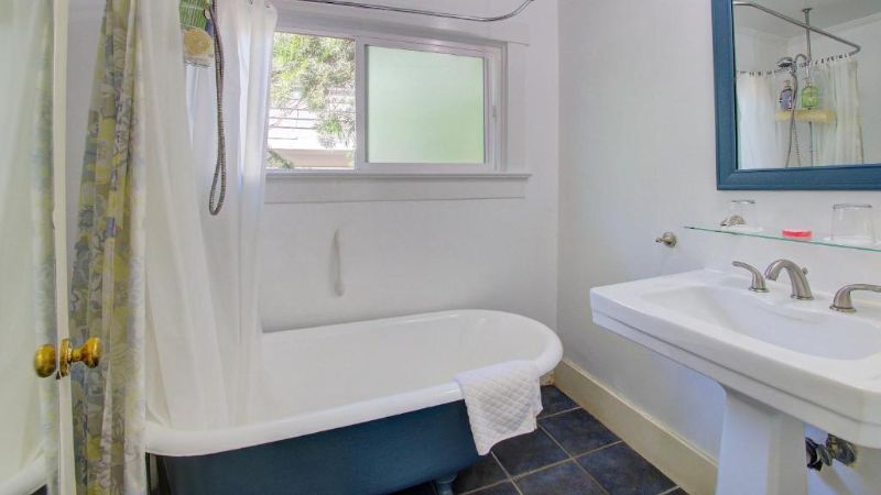 Secret Garden Inn & Cottages, room with private jacuzzi, photo 3