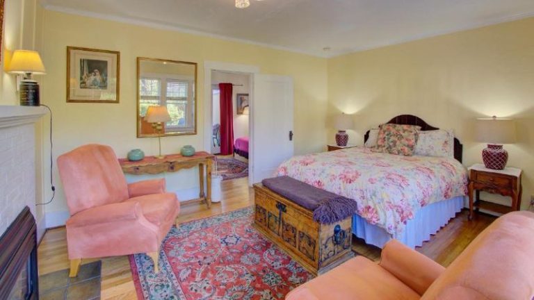 Secret Garden Inn & Cottages