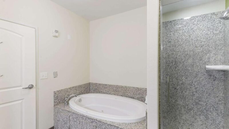 Sleep Inn Suites Midland - jacuzzi hotel room