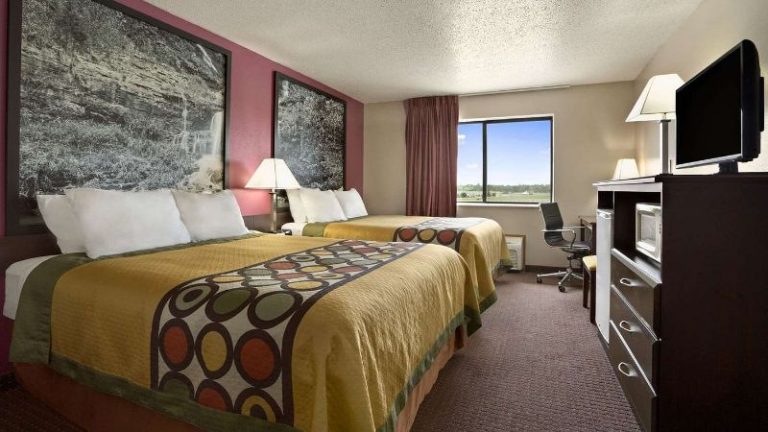 Super 8 by Wyndham Cameron