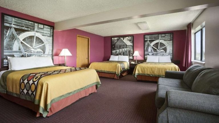 Super 8 by Wyndham Cameron