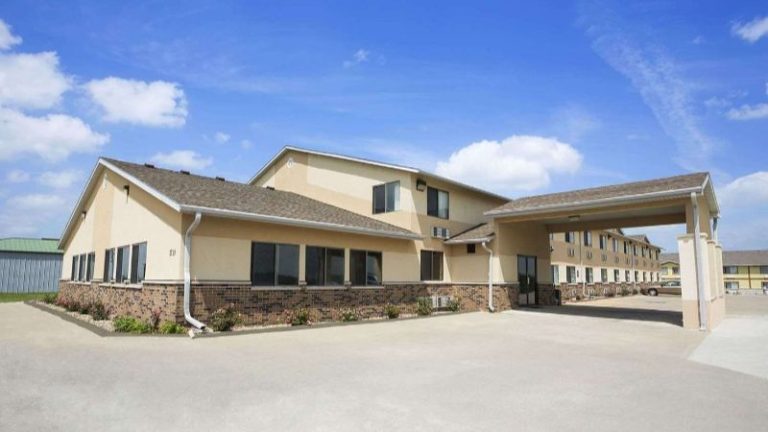 Super 8 by Wyndham Cameron