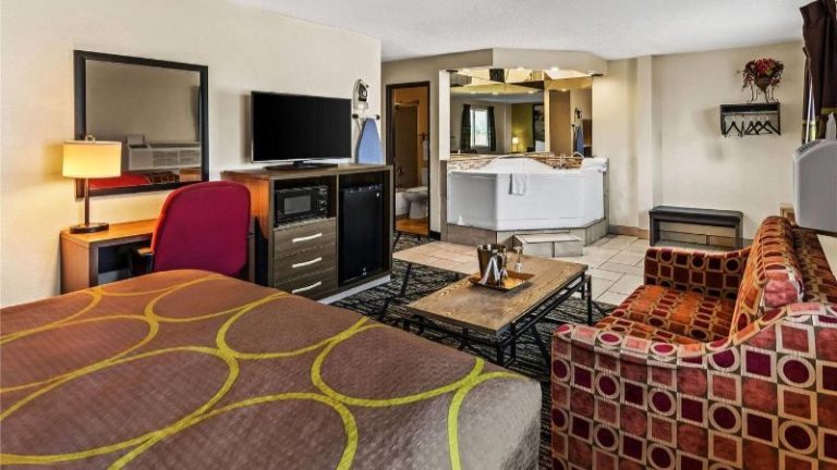 Super 8 by Wyndham Independence Kansas City