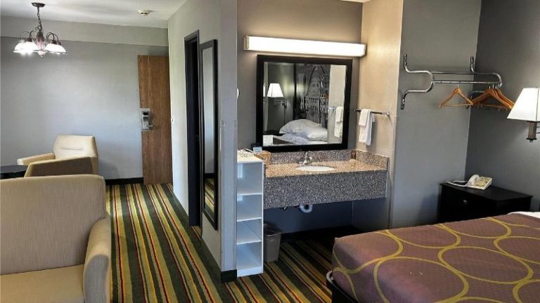 Super 8 by Wyndham Mound City