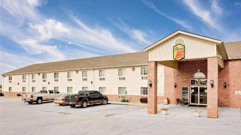 Super 8 by Wyndham Mound City