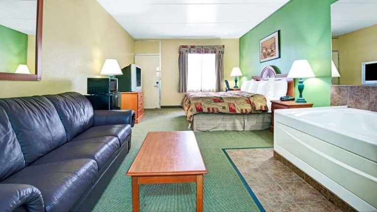 Super 8 by Wyndham Nashville Near Downtown / I-40