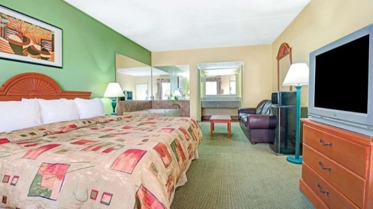 Super 8 by Wyndham Nashville Near Downtown / I-40