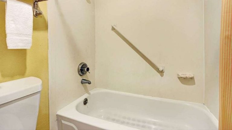 Super 8 by Wyndham Nashville Near Downtown / I-40