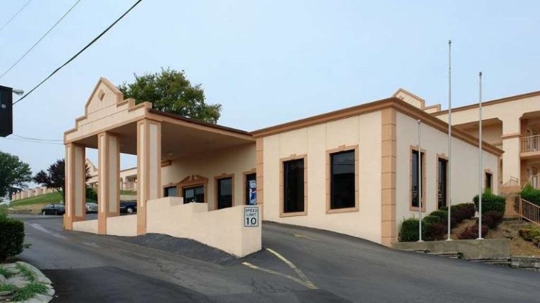 Super 8 by Wyndham Nashville Near Downtown / I-40