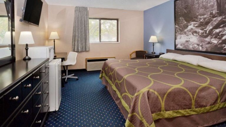 Super 8 by Wyndham Rockford