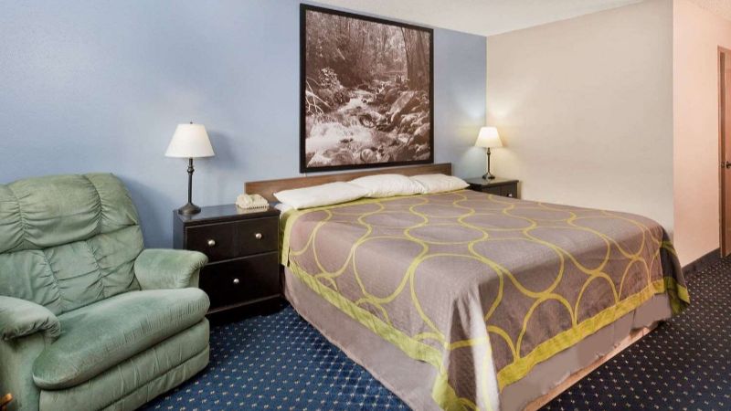 Super 8 by Wyndham Rockford, room with private jacuzzi, photo 3