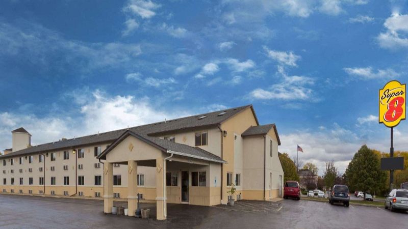 Super 8 by Wyndham Rockford, room with private jacuzzi, photo 5