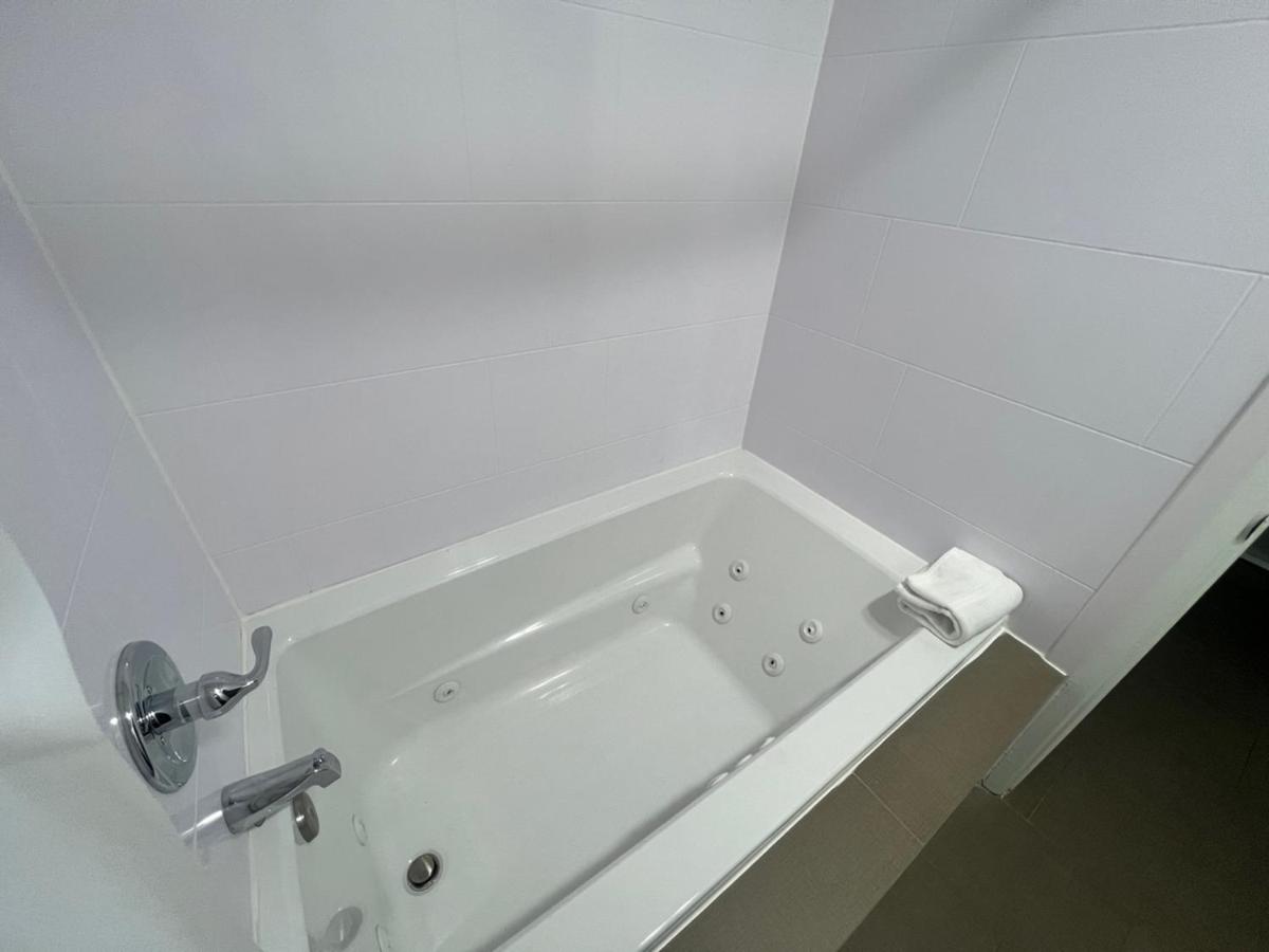 The Aqua Pacific Hotel, room with private jacuzzi, photo 1