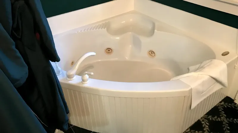 The Campbell House Inn, room with private jacuzzi, photo 3