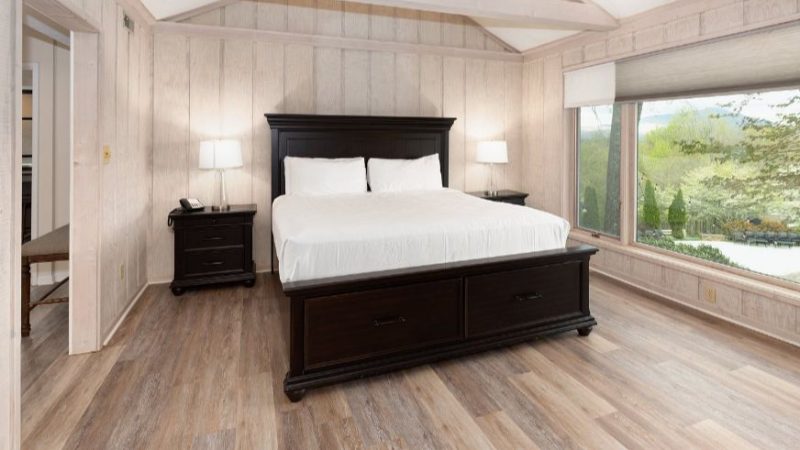 The Inn at Crestwood, room with private jacuzzi, photo 2