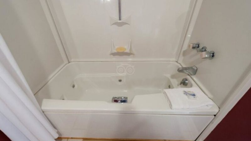 The Inn at Crestwood, room with private jacuzzi, photo 1