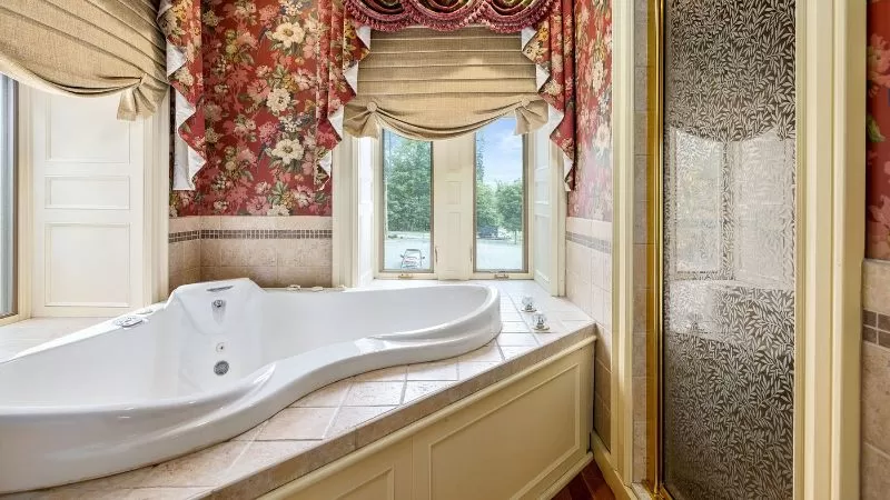 The Inn at Erlowest1 - jacuzzi hotel room