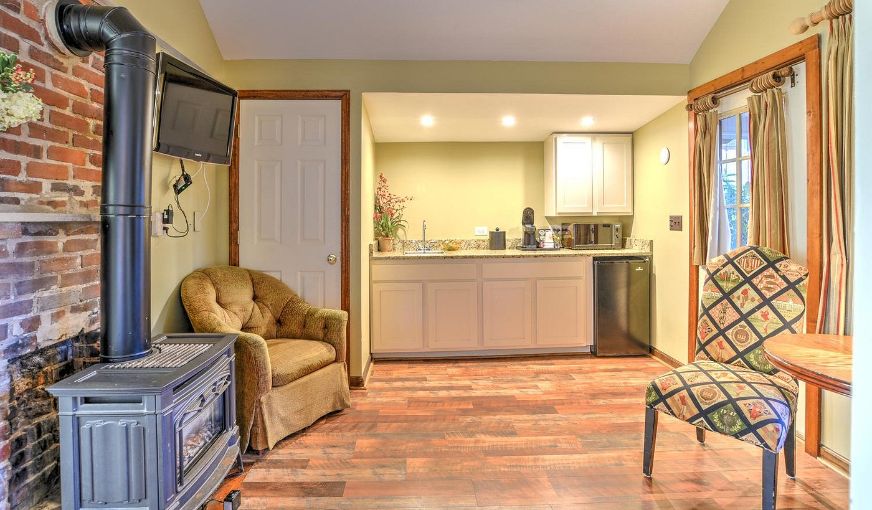 The Village Inns Of Blowing Rock: The Ridgeway Inn, room with private jacuzzi, photo 3