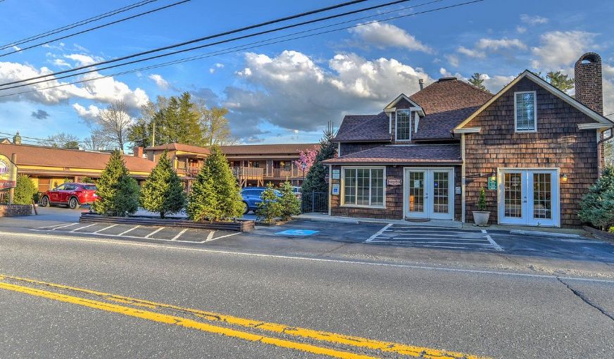 The Village Inns Of Blowing Rock: The Ridgeway Inn, room with private jacuzzi, photo 5