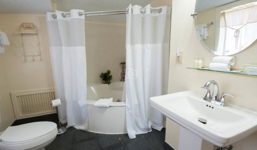 The Village Inns Of Blowing Rock: The Ridgeway Inn, room with private jacuzzi, photo 1