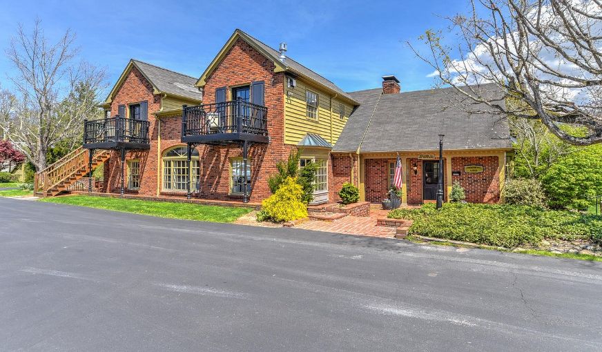 The Village Inns of Blowing Rock: Hillwinds Inn, room with private jacuzzi, photo 4