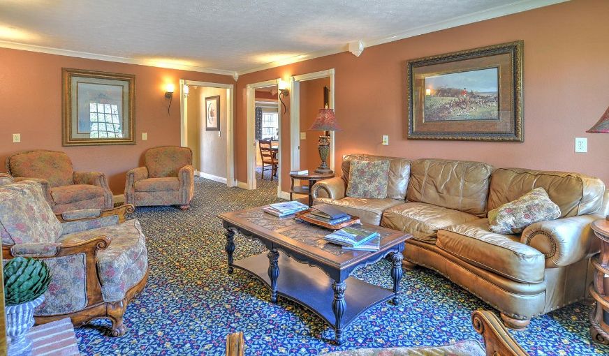The Village Inns of Blowing Rock: Hillwinds Inn, room with private jacuzzi, photo 3