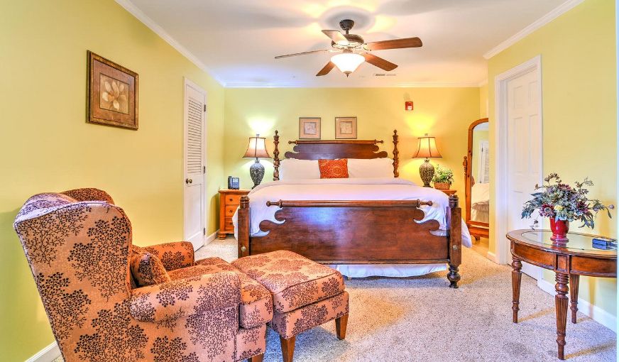 The Village Inns of Blowing Rock: Hillwinds Inn, room with private jacuzzi, photo 2
