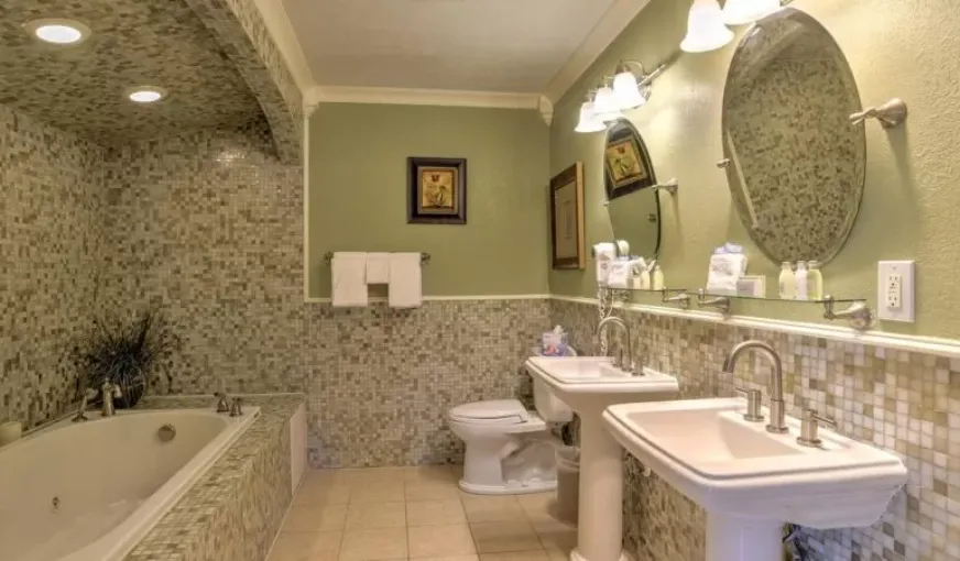 The Village Inns of Blowing Rock: Hillwinds Inn, room with private jacuzzi, photo 1