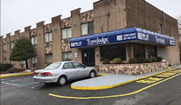 Travelodge by Wyndham Avenel Woodbridge