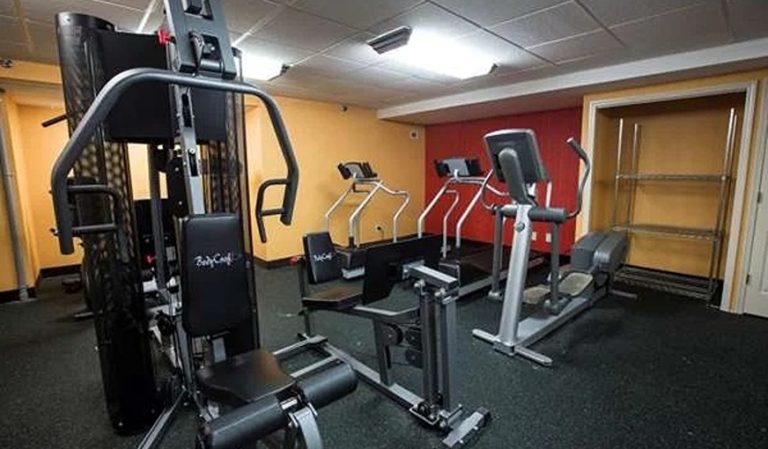 Travelodge by Wyndham Avenel Woodbridge
