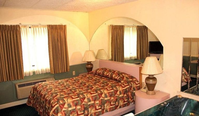 Travelodge by Wyndham Avenel Woodbridge
