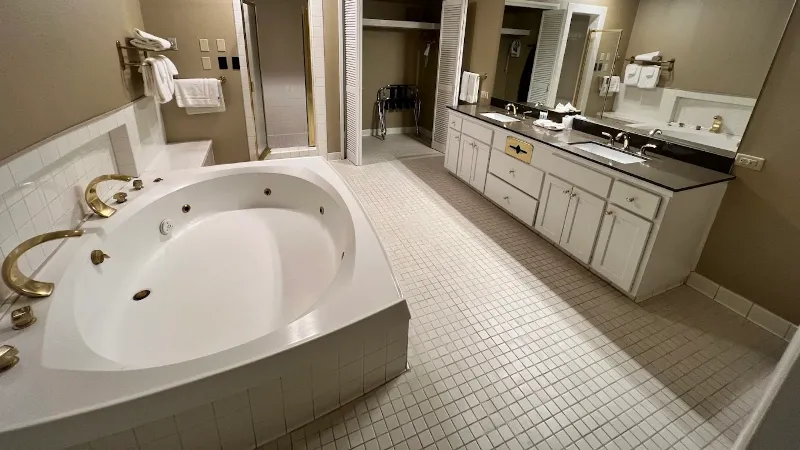 Valley River Inn, room with private jacuzzi, photo 2