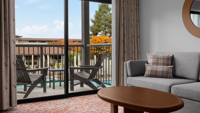Valley River Inn, room with private jacuzzi, photo 6