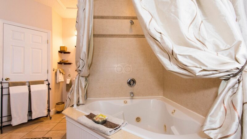 Victorian House Bed Breakfast - jacuzzi hotel room