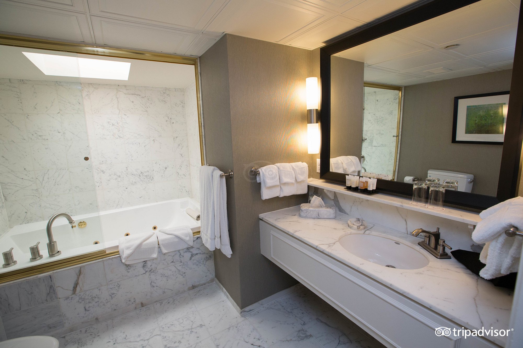 Warwick Seattle, room with private jacuzzi, photo 1