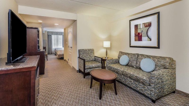 Hilton Garden Inn Gainesville, room with private jacuzzi, photo 4