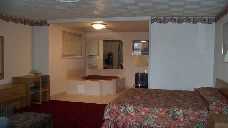 American Motor Inn – Rock Island, room with private jacuzzi, photo 1