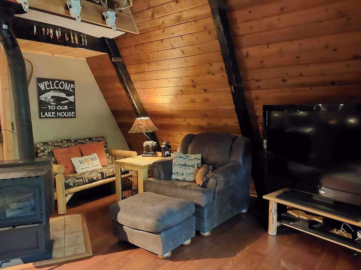 Arrowhead Cabin, cabin with a private hot tub, photo 5