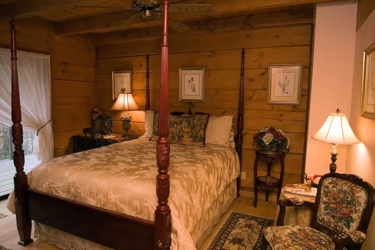 Azalea Falls Cabin, cabin with a private hot tub, photo 3