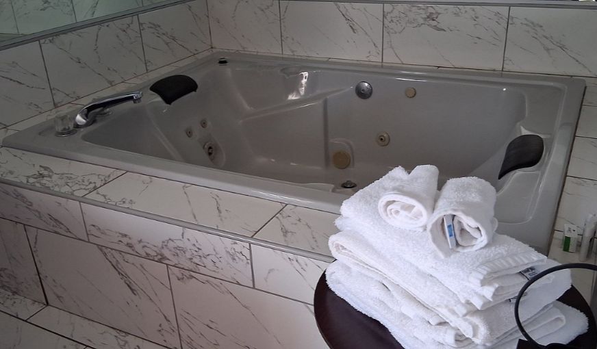 Baymont by Wyndham Delaware, room with private jacuzzi, photo 4