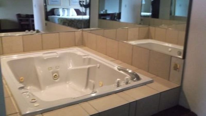 Baymont by Wyndham Metropolis, room with private jacuzzi, photo 1