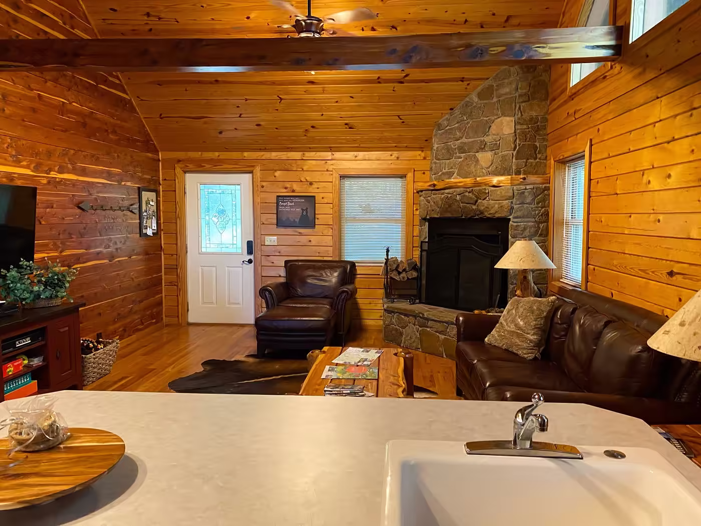 Bear Mountain Log Cabins, cabin with a private hot tub, photo 2