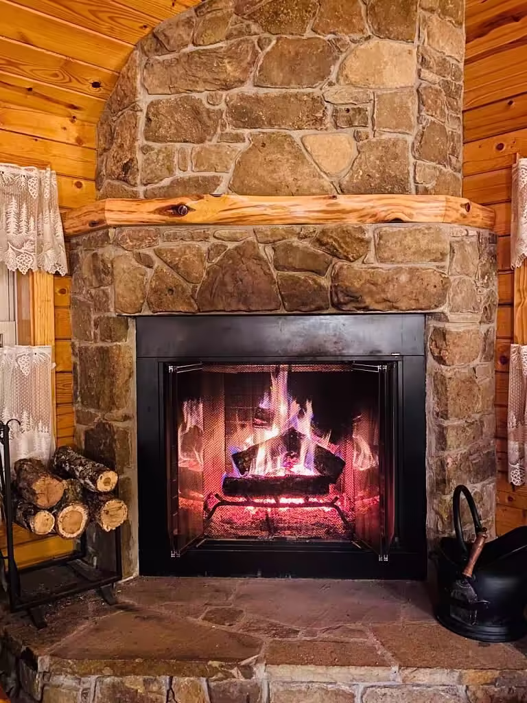 Bear Mountain Log Cabins, cabin with a private hot tub, photo 5