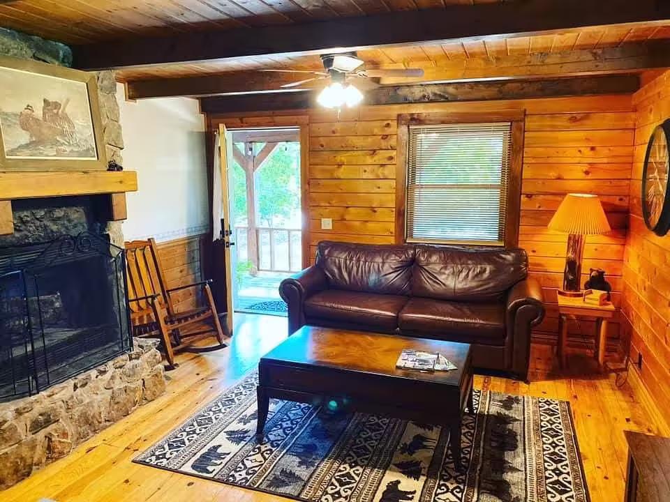 Bear Mountain Log Cabins, cabin with a private hot tub, photo 7