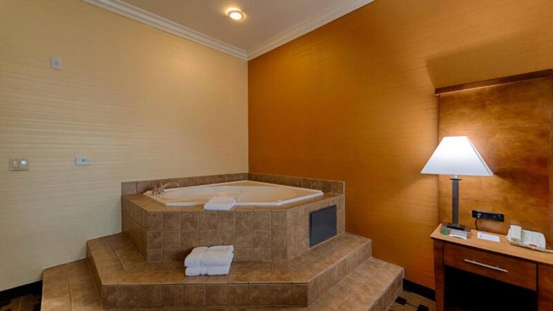 Best Western Plus Delta Inn Suites - jacuzzi hotel room