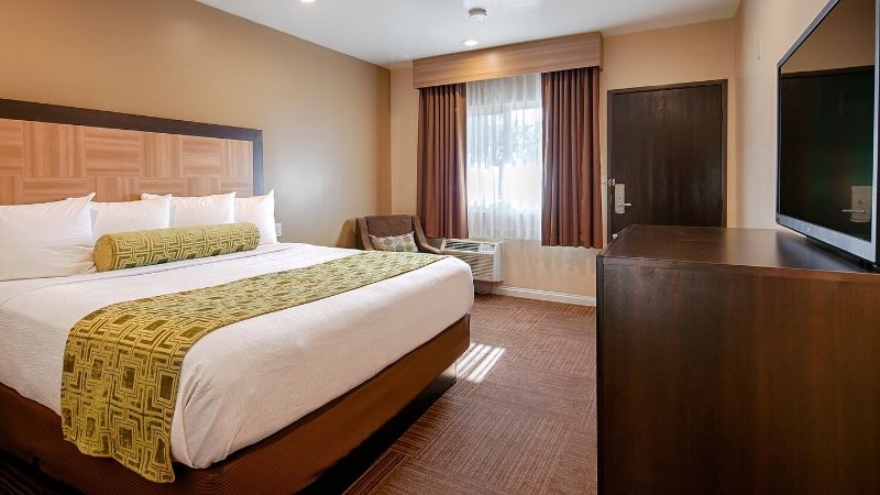 Best Western Plus Glendale, room with private jacuzzi, photo 3