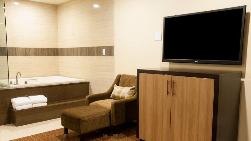 Best Western Plus Glendale, room with private jacuzzi, photo 2