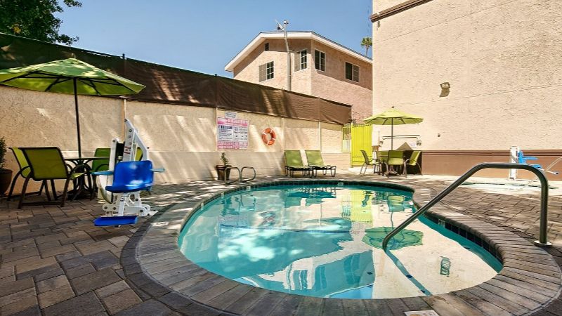 Best Western Plus Glendale, room with private jacuzzi, photo 5