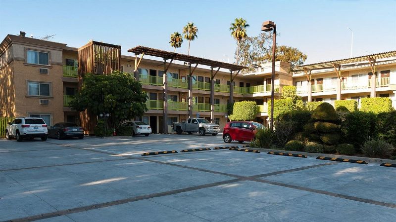 Best Western Plus Glendale, room with private jacuzzi, photo 6