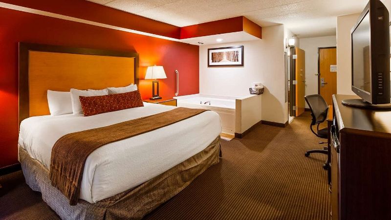 Best Western Plus Sidney Lodge, room with private jacuzzi